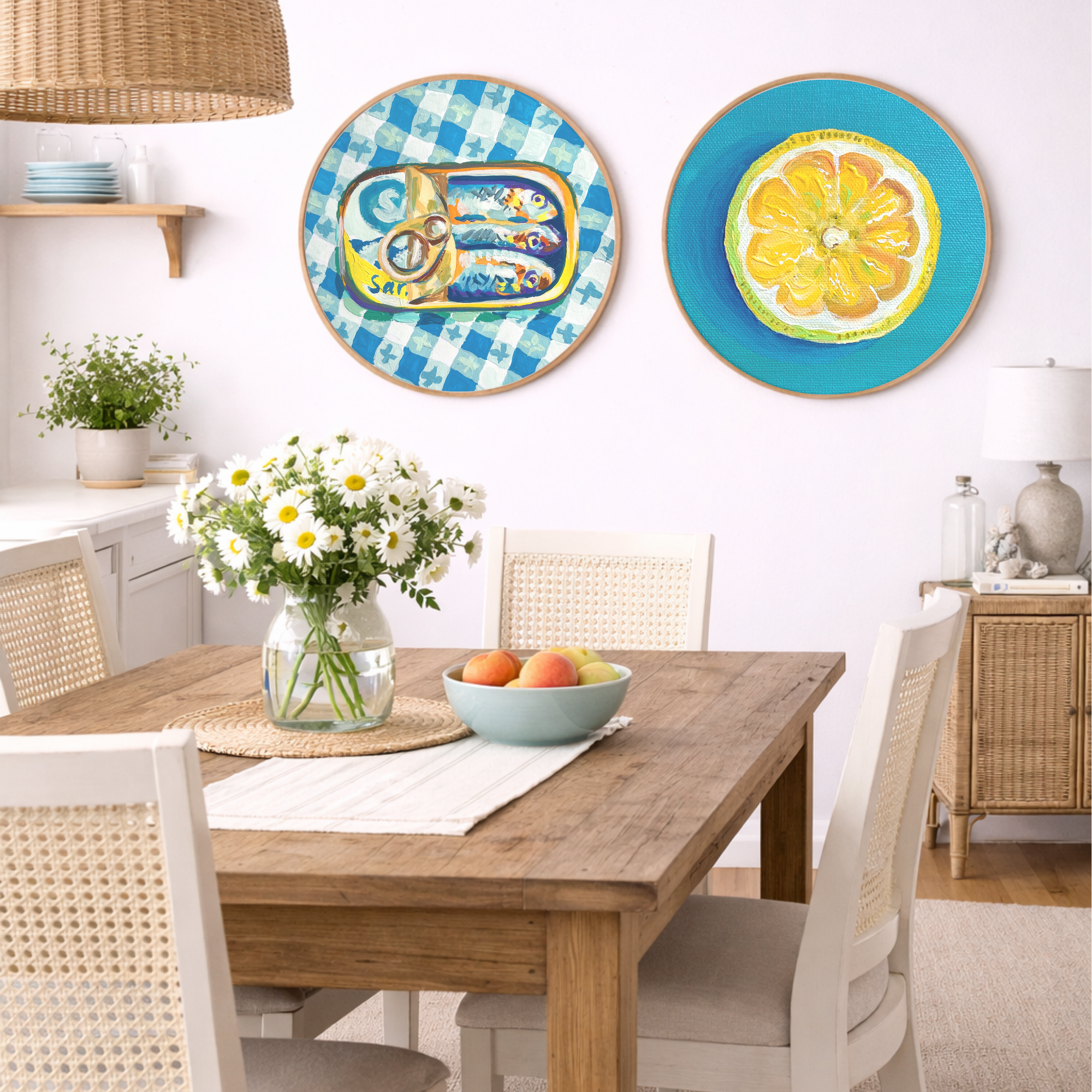 Sardiner kunsttryk af Pauline Wegman hængende på køkkenvæg ved siden af citron kunsttryk - nordisk boligkunst i moderne køkken